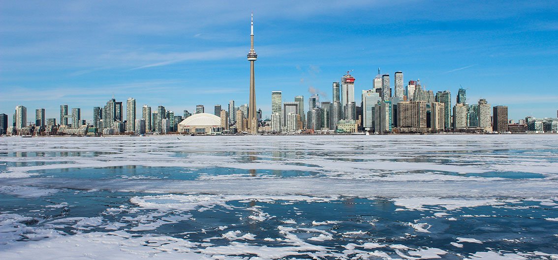 Toronto am winterlichen Ontariosee