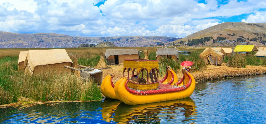 Totora-Boote auf dem Titicaca-See bei Puno