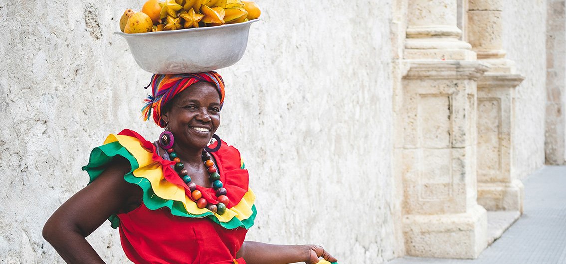 Traditionelle Früchteverkäuferin in Cartagena de Indias