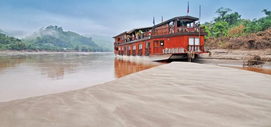 Anlegen an einer Mekong-Sandbank