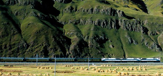 Die-Tibet-Bahn-am-Fuße-beeindruckender-Gebirgsmassive---LERNIDEE-x.jpg