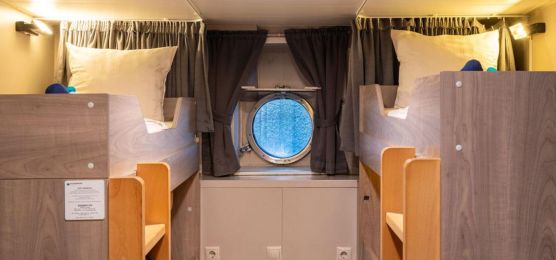 MS_Plancius_3-I4-Bett-Kabine-mit-Bullauge MS_Plancius_3-I4-Bett-Kabine-mit-Bullauge