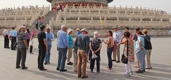 Reisegäste mit örtlicher Reiseleiterin in Peking.