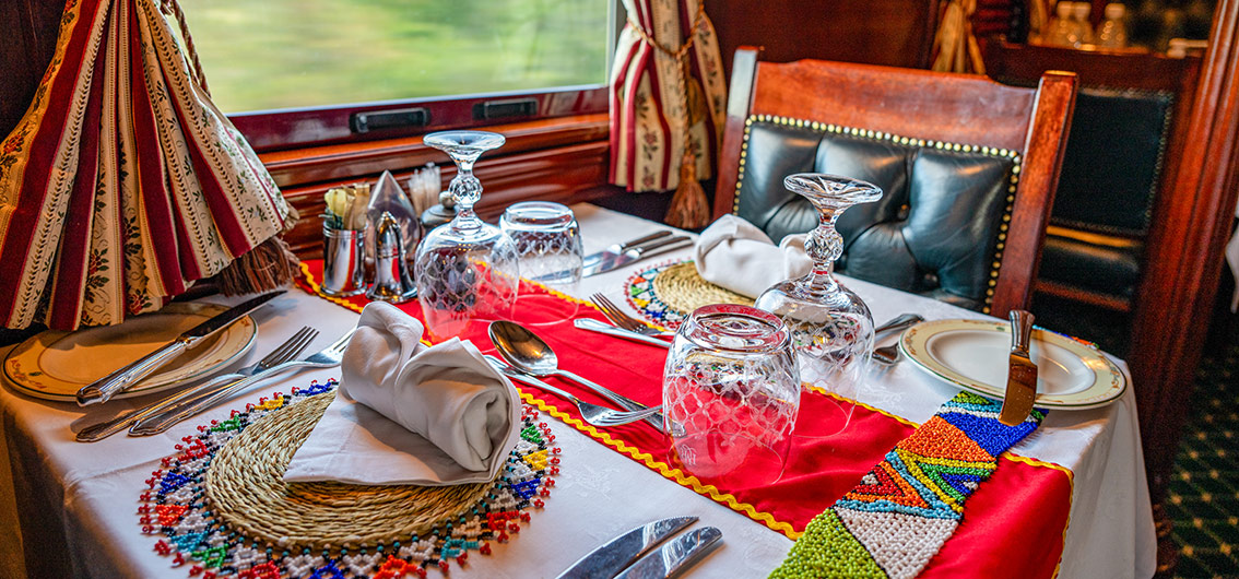 Traditionelles-Dinner-Setting-an-Bord---African-Explorer--- Traditionelles-Dinner-Setting-an-Bord---African-Explorer---