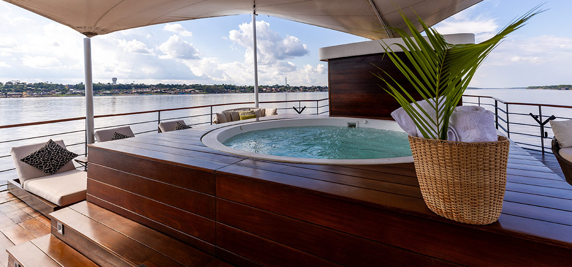 Whirlpool-auf-dem-Aussichtsdeck--Zafiro----Credit-Jungle-Experiences-2